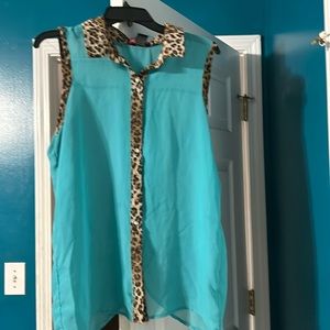 Blue shirt short sleeve size 2x but also a size 1 x can also wear this